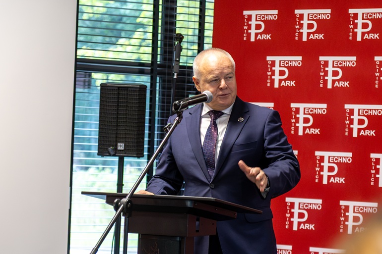 na zdjęciu przemawia