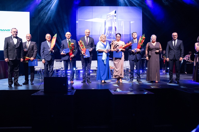 na zdjęciu scena na której stoją laureaci konkursu