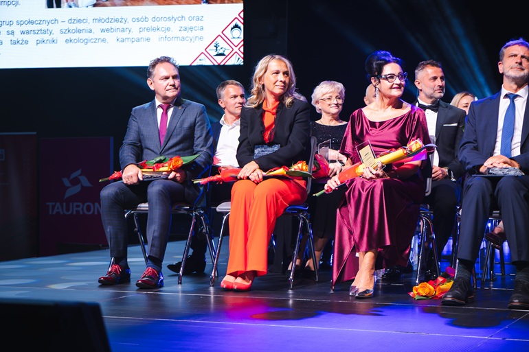na scenie siedzą laureaci konkursu