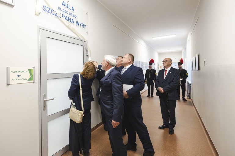na zdjęciu widzimy przecięcie wstęgi