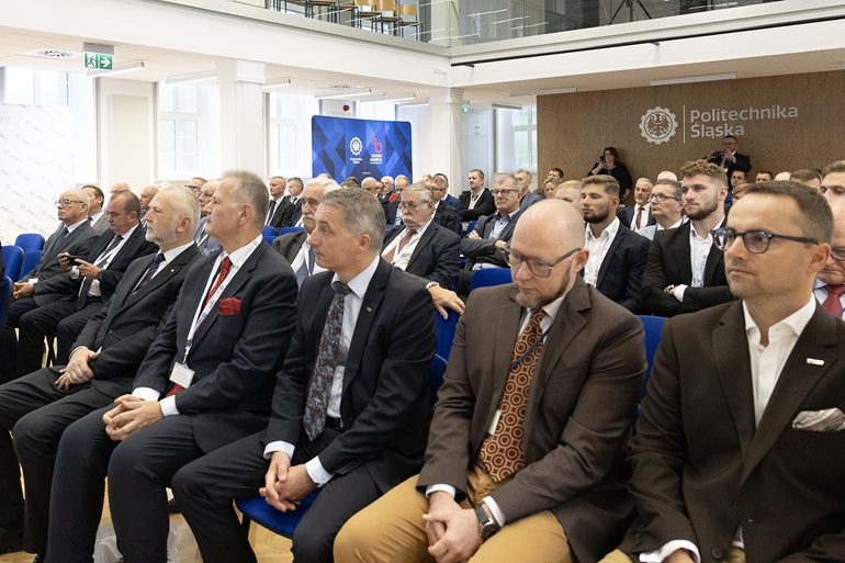 uczestnicy konferencji na auli
