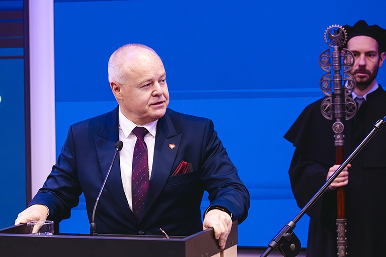 na zdjęciu przemawia prof.. Gzik
