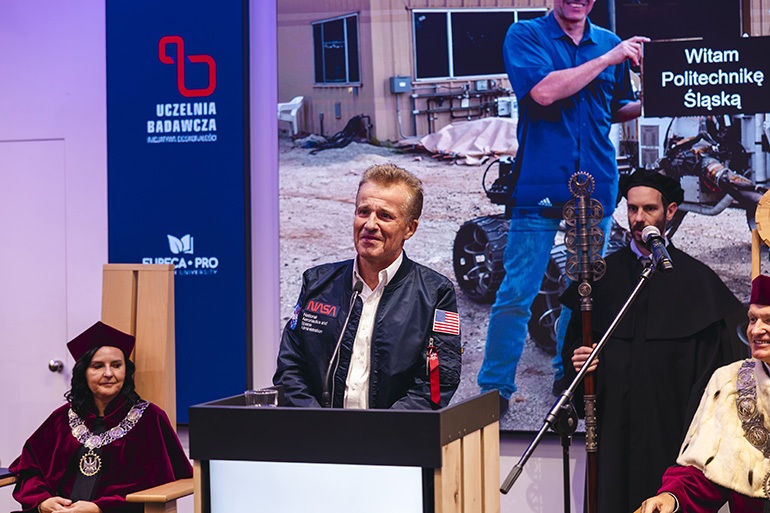 na zdjęciu wykład Artura Chmielewskiego.