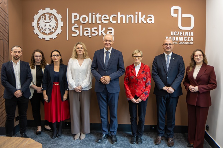 na zdjęciu stypendyści i rektorzy